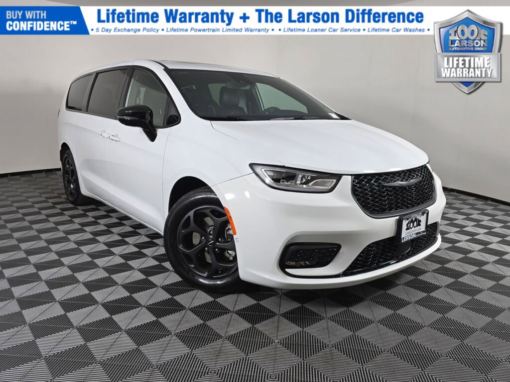 Used 2023 Chrysler Pacifica Limited w/ Uconnect Theater Family Group