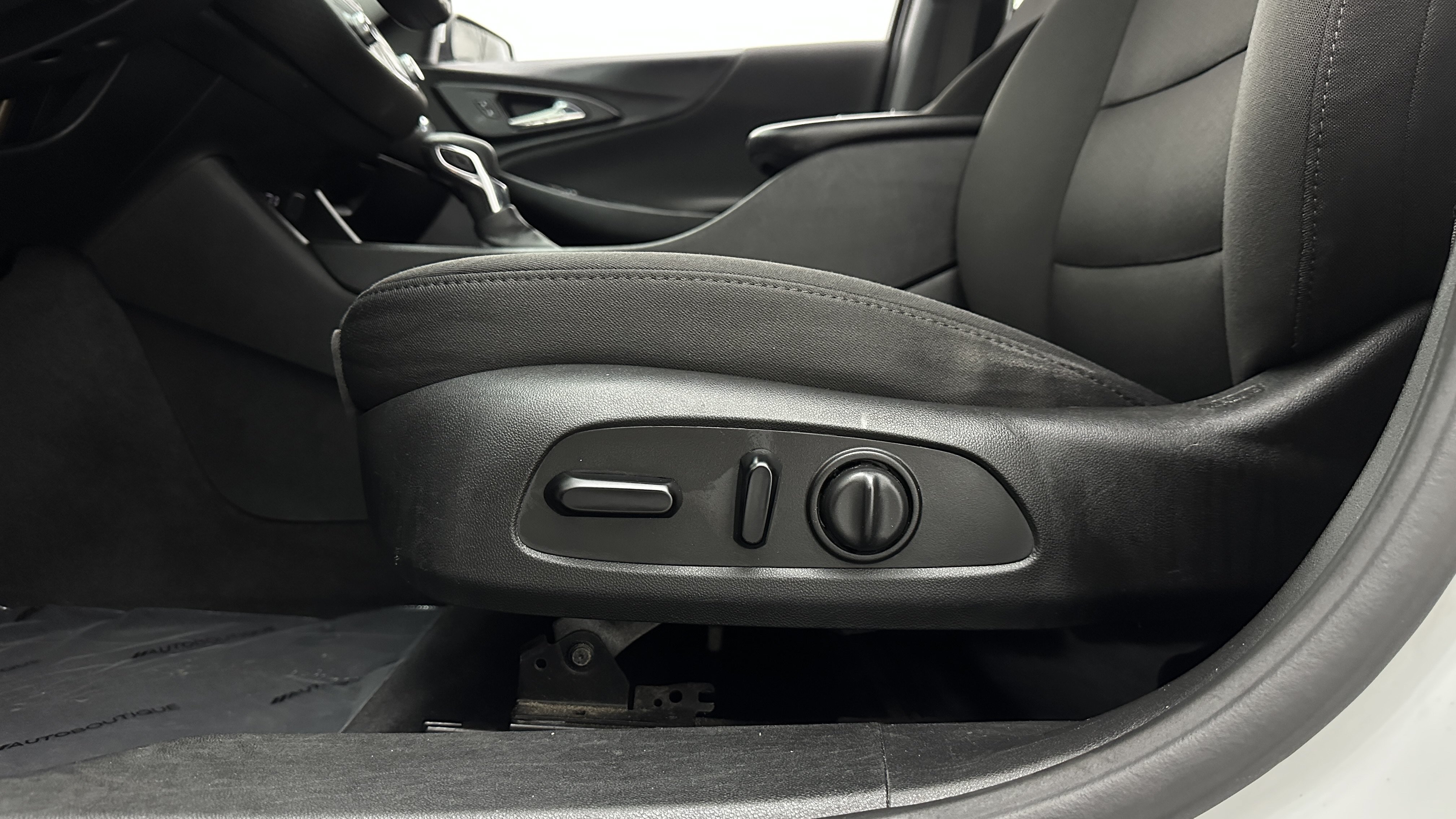 Used 2021 Chevrolet Malibu LT FWD image 15