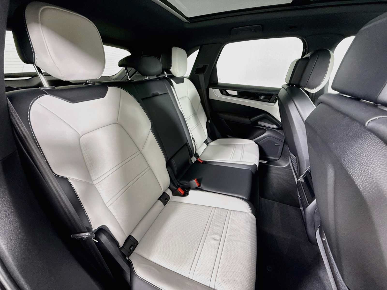 Certified 2025 Porsche Cayenne S AWD/4WD image 28