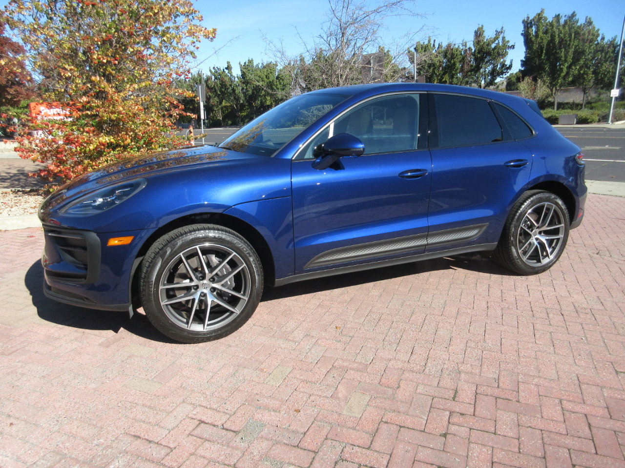 Used 2024 Porsche Macan image 3