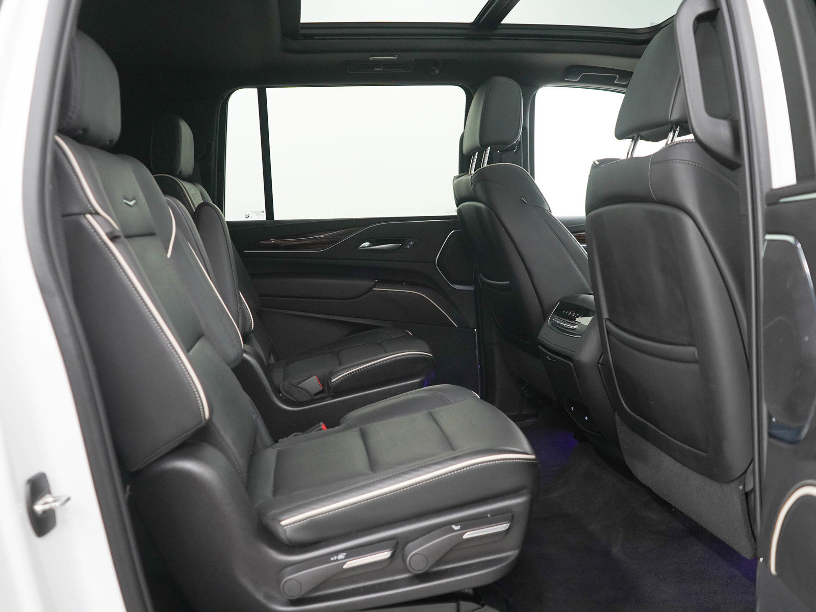Used 2024 Cadillac Escalade ESV Premium Luxury w/ Performance Package AWD/4WD image 12