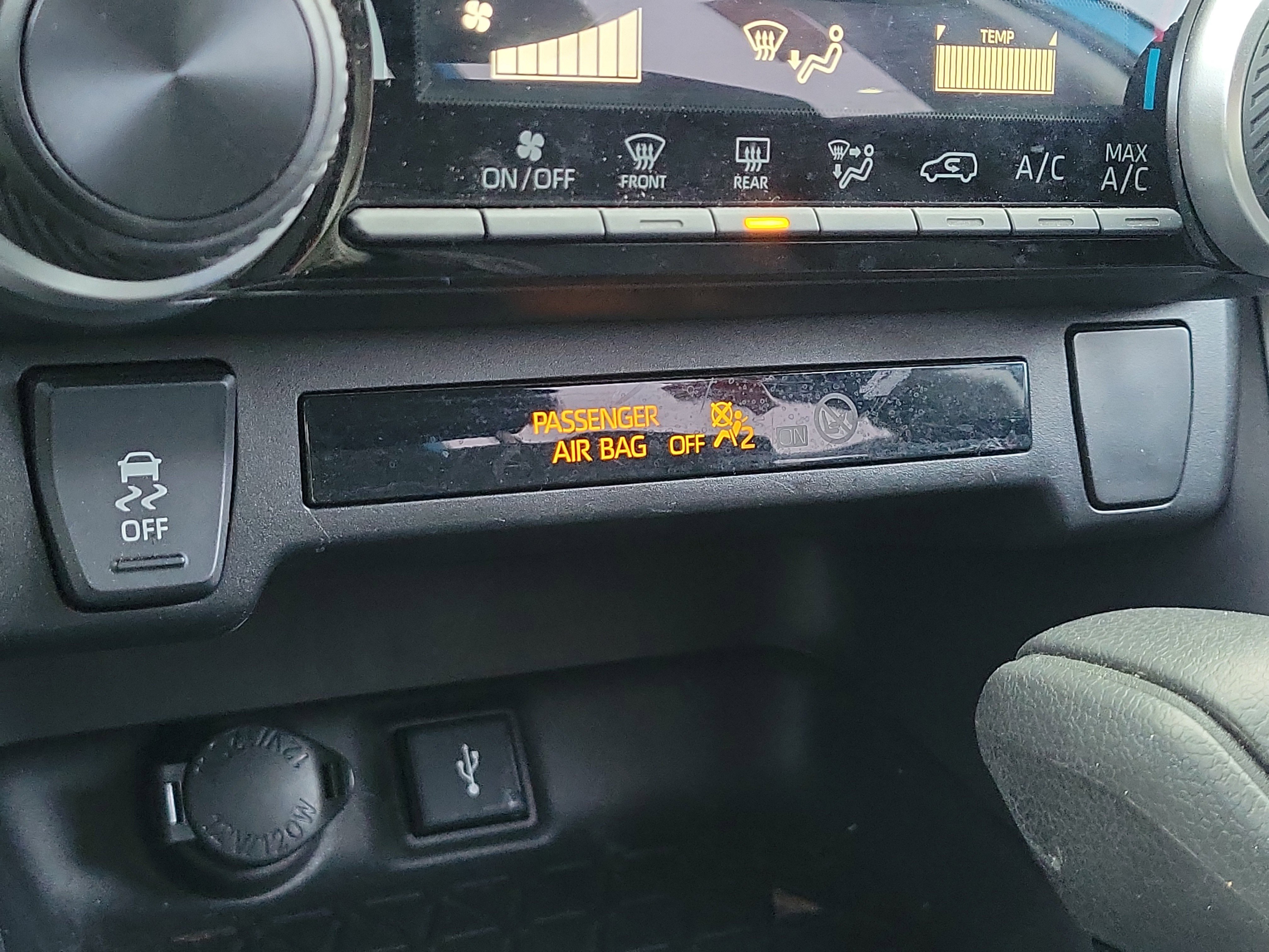 Used 2020 Toyota RAV4 LE image 28