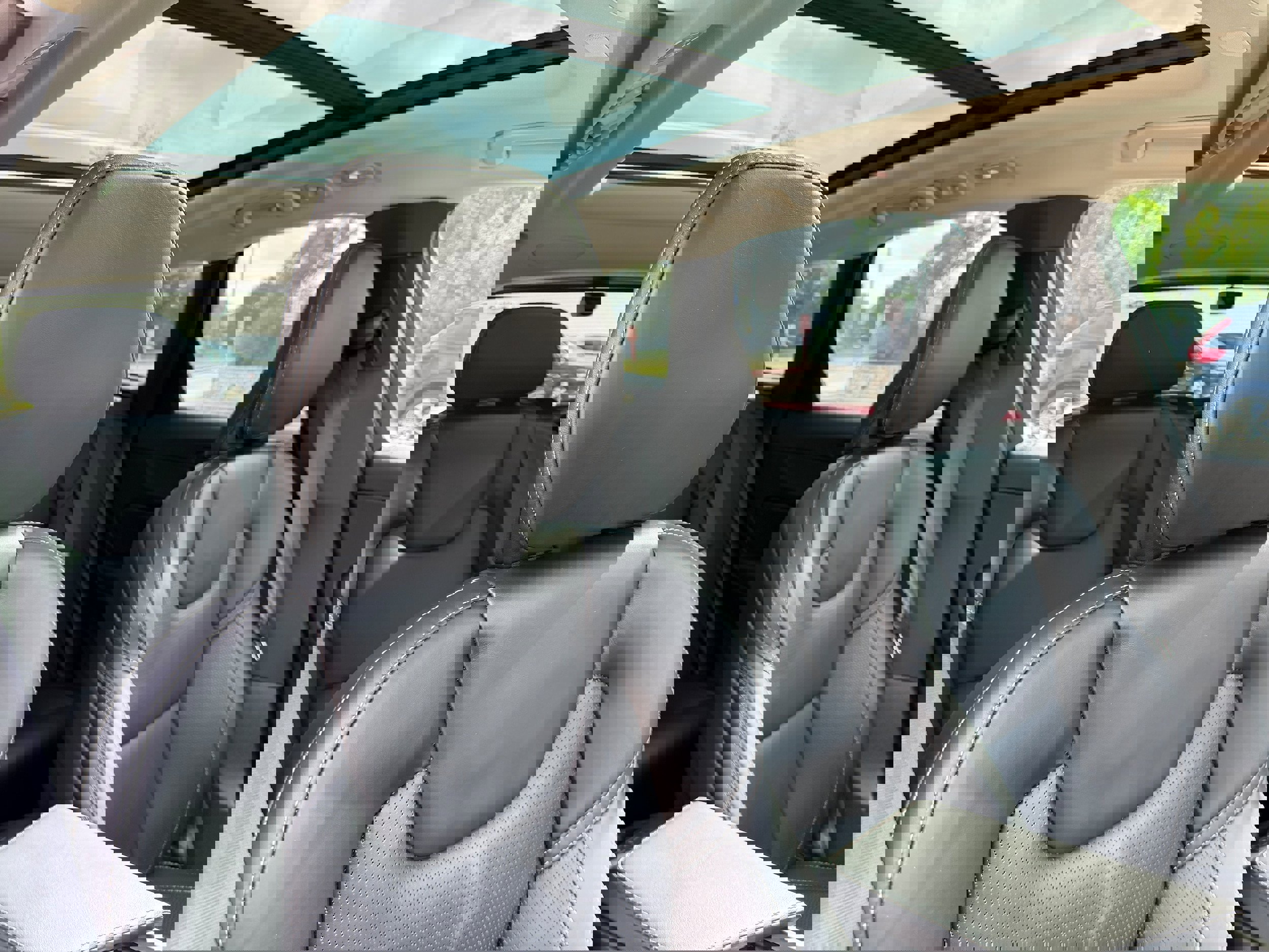 Certified 2025 Volvo XC60 T8 Ultra w/ Protection Package Premier image 11