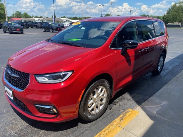 New 2025 Chrysler Pacifica Select image 3