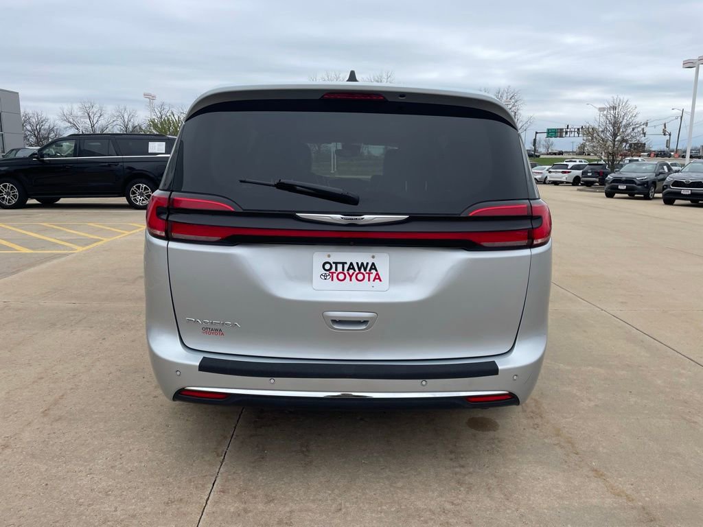 Used 2023 Chrysler Pacifica Touring-L image 6