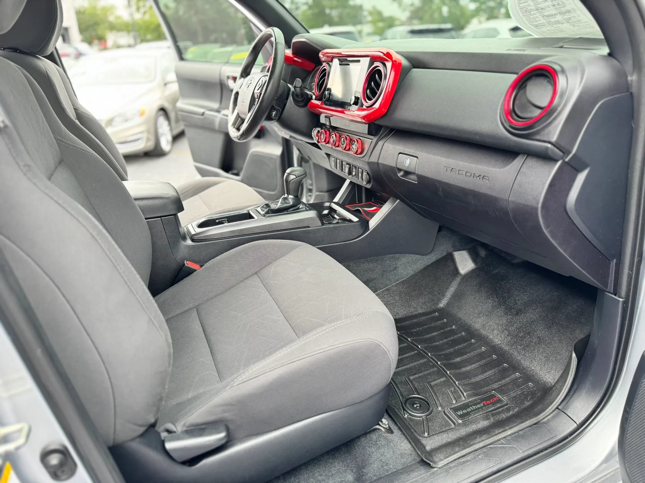 Used 2018 Toyota Tacoma TRD Off-Road w/ Technology Package AWD/4WD image 11