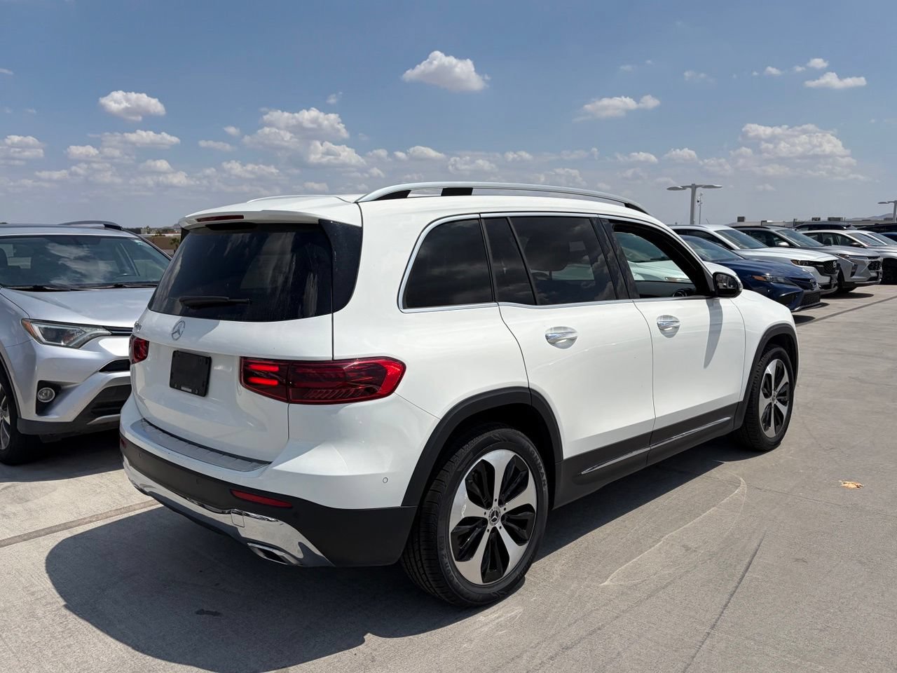 Used 2025 Mercedes-Benz GLB 250 image 3