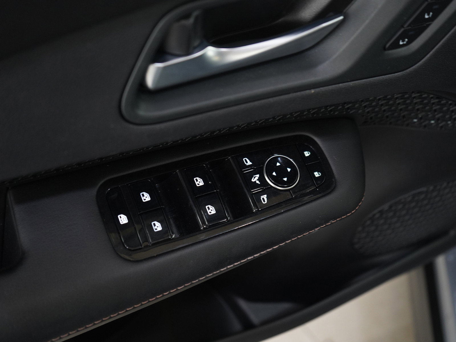 Used 2025 Nissan Ariya AWD image 19