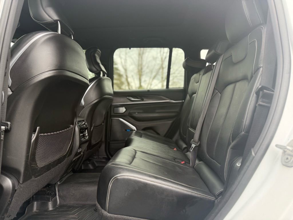 Used 2022 Jeep Grand Cherokee Overland w/ Luxury Tech Group IV image 16