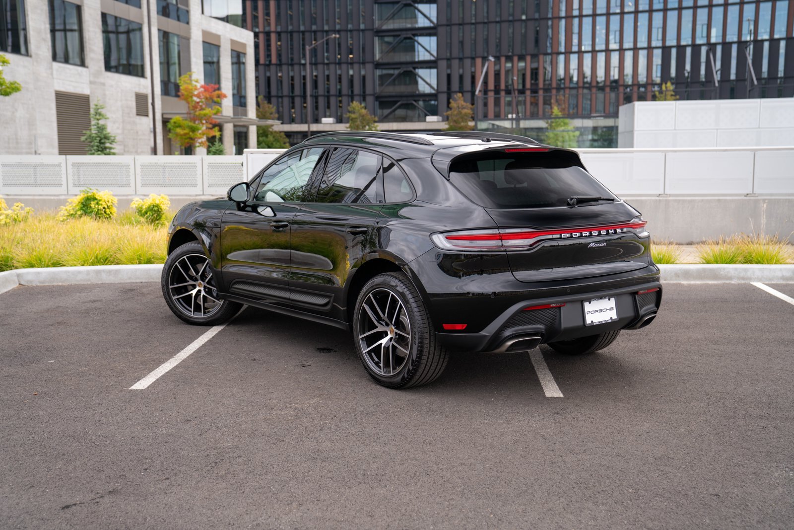Certified 2026 Porsche Macan AWD/4WD image 3