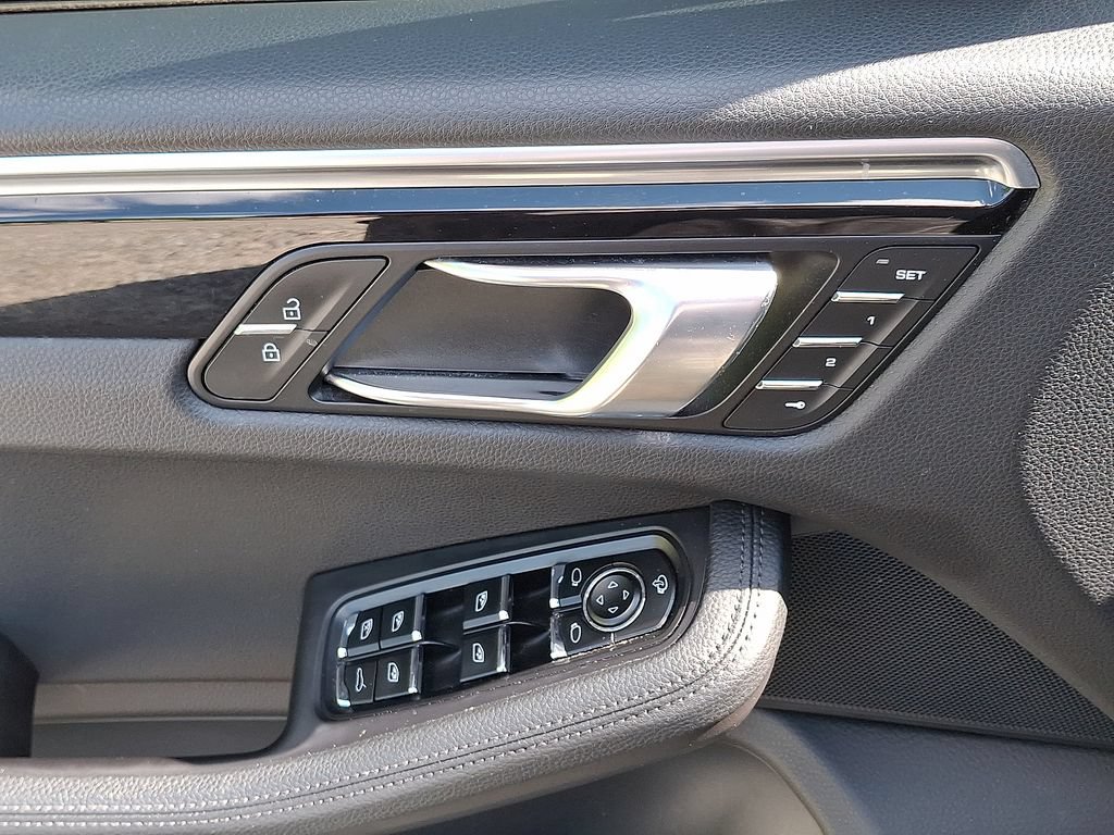 Used 2023 Porsche Macan AWD/4WD image 2