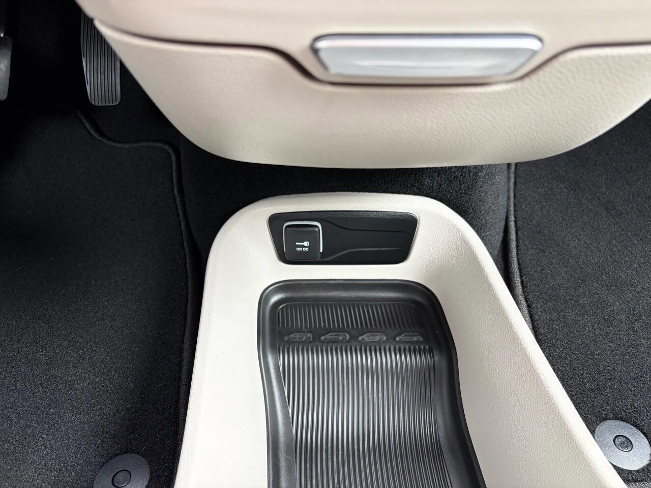 Used 2024 Chrysler Pacifica Touring-L image 31