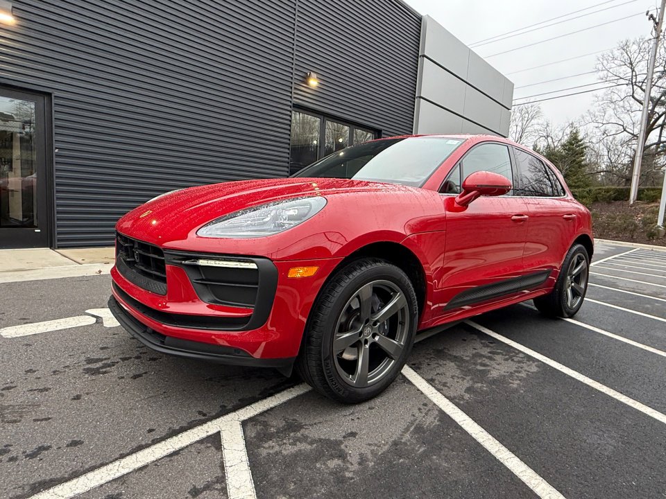 Certified 2025 Porsche Macan image 1