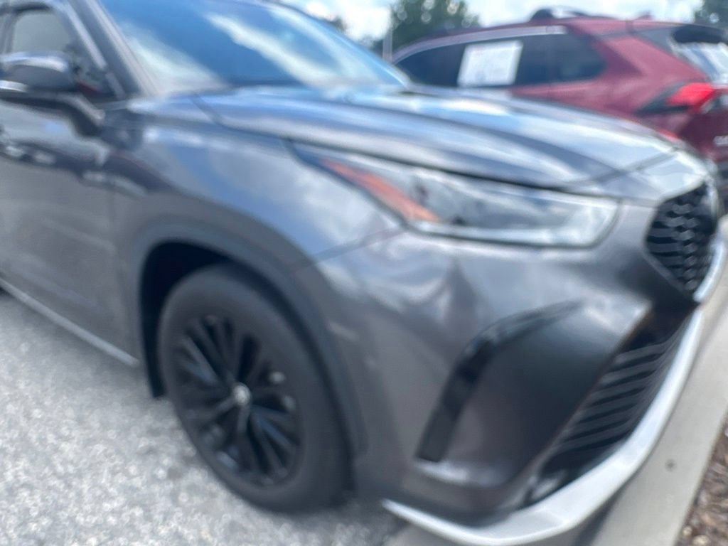 Used 2023 Toyota Highlander XSE FWD image 2