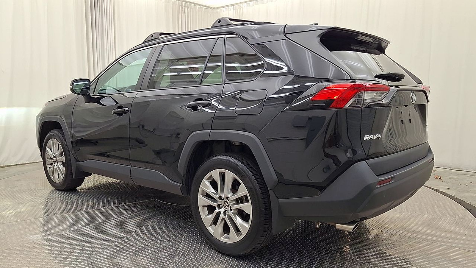 Certified 2022 Toyota RAV4 XLE Premium AWD/4WD image 13
