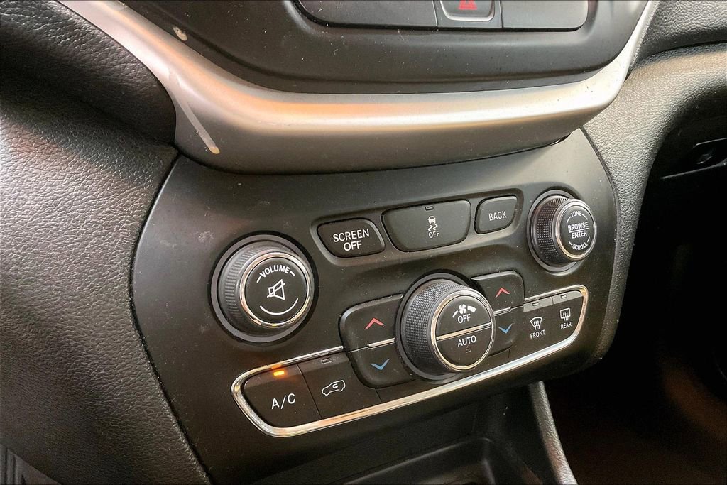 Used 2016 Jeep Cherokee Latitude w/ Comfort/Convenience Group FWD image 15