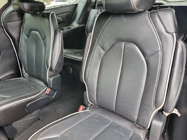 Used 2025 Chrysler Pacifica Limited FWD image 18