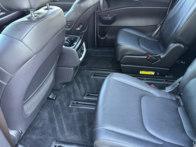Used 2025 Kia Carnival SX w/ SX Dark Edition Package FWD image 16