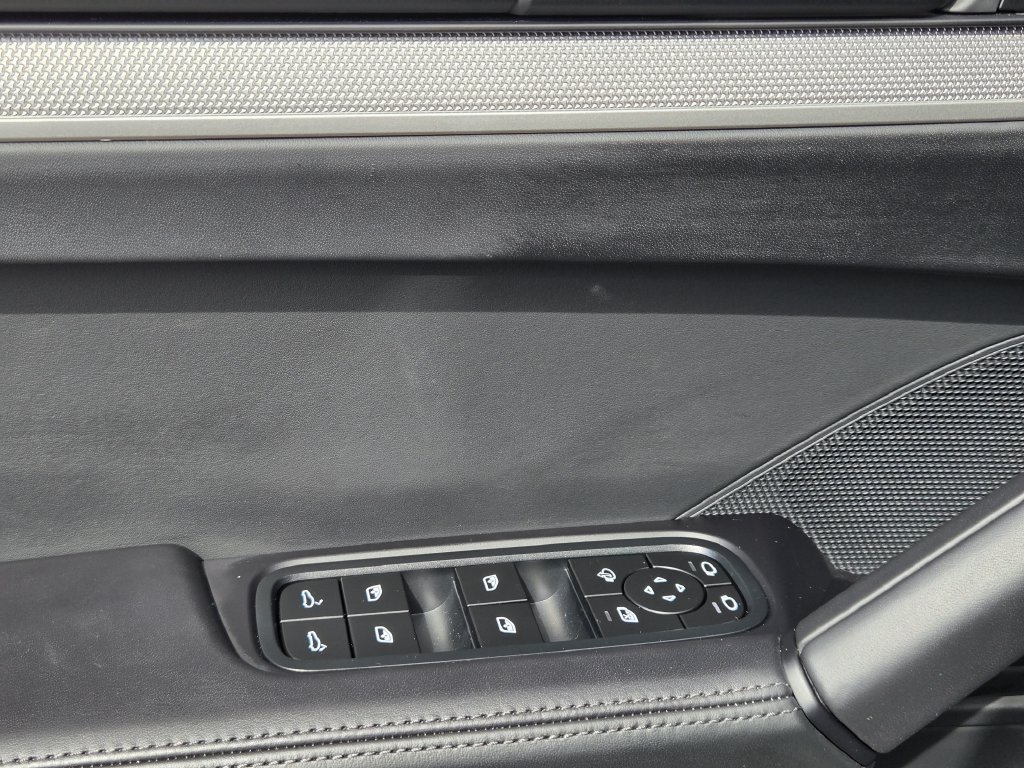 Used 2025 Porsche Cayenne S AWD/4WD image 22