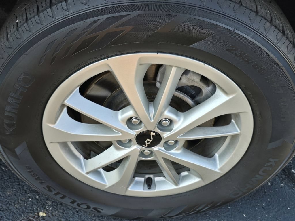 Used 2024 Kia Carnival LX FWD image 25