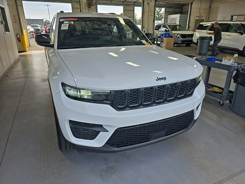 Used 2023 Jeep Grand Cherokee Altitude AWD/4WD image 1