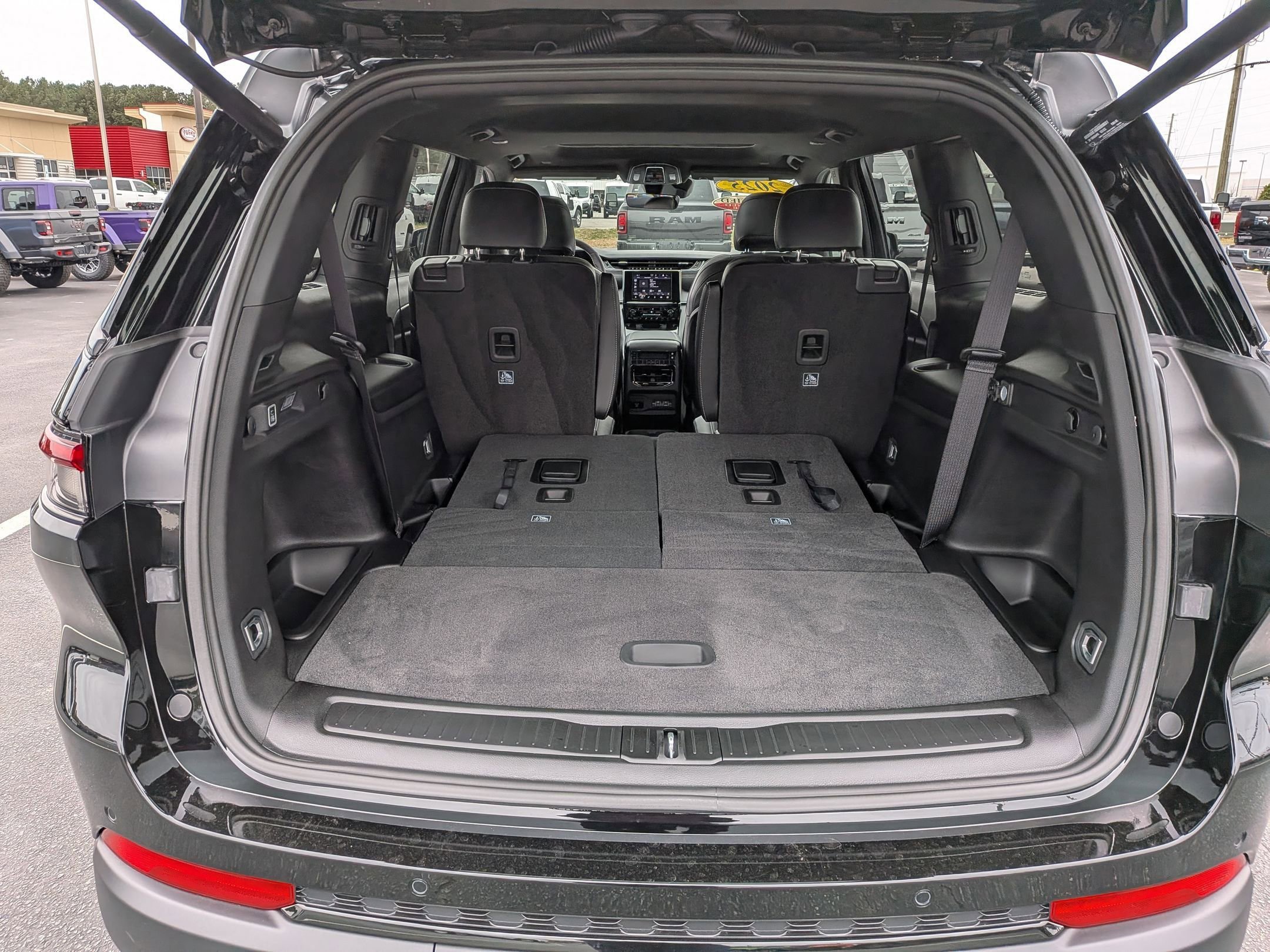Used 2025 Jeep Grand Cherokee L Altitude RWD image 28