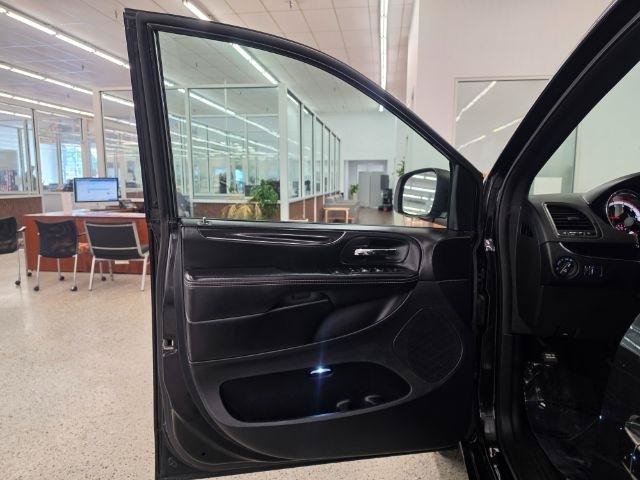 Used 2018 Dodge Grand Caravan SE FWD image 18