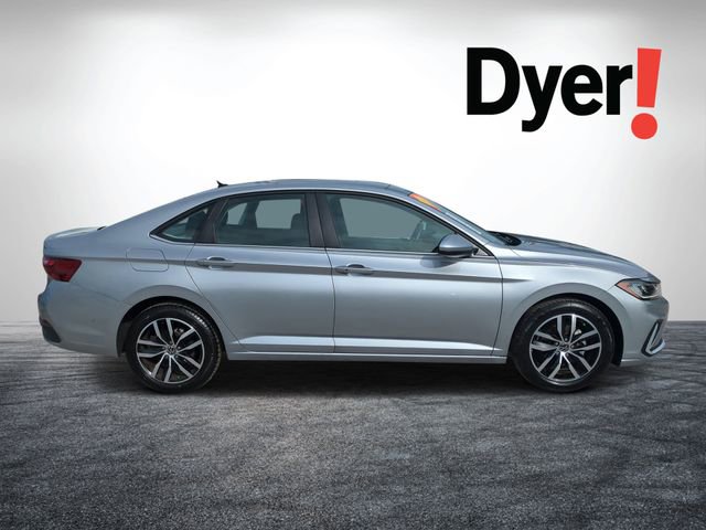 Used 2025 Volkswagen Jetta SE FWD image 2