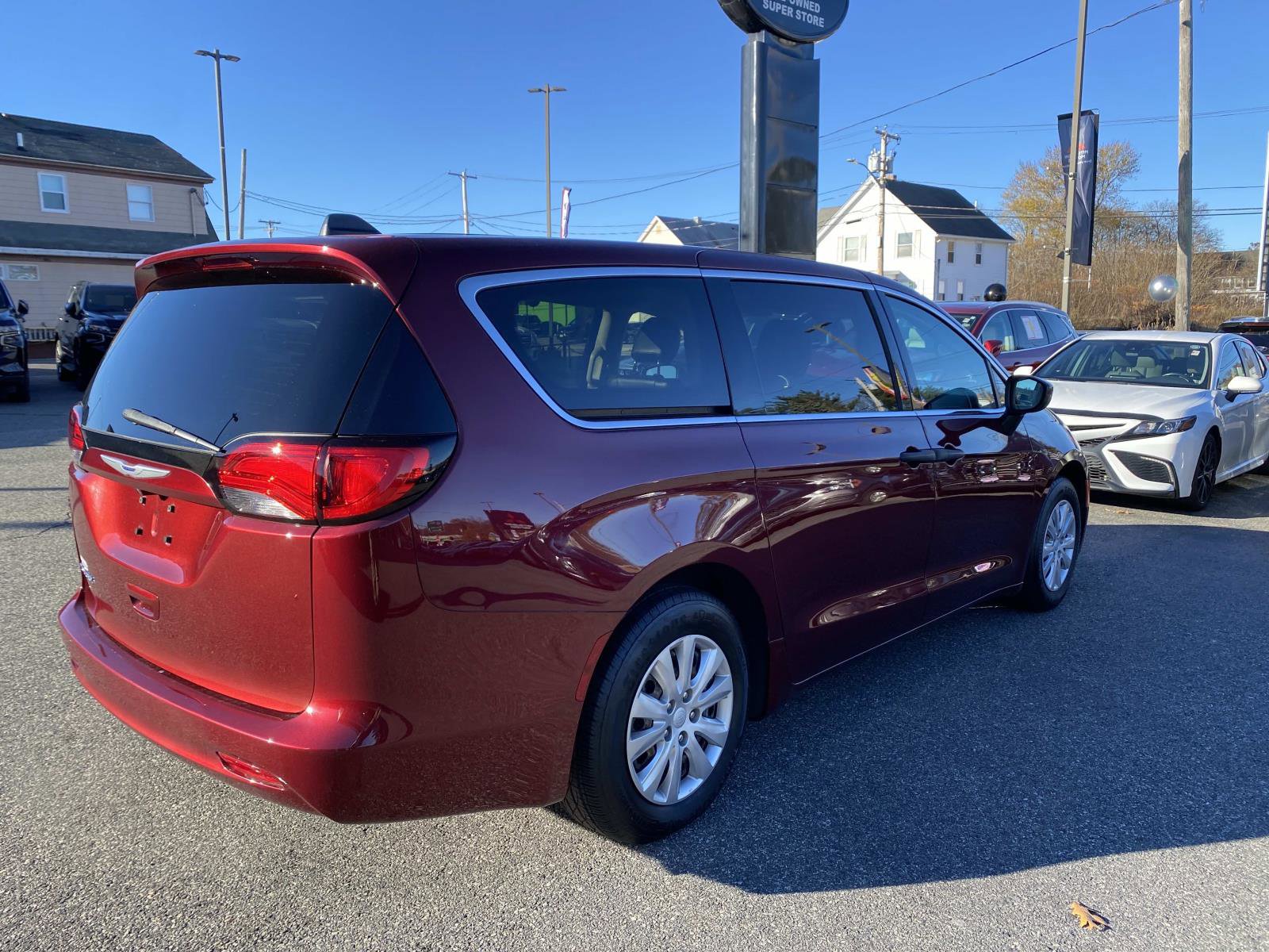 Used 2020 Chrysler Voyager L image 6