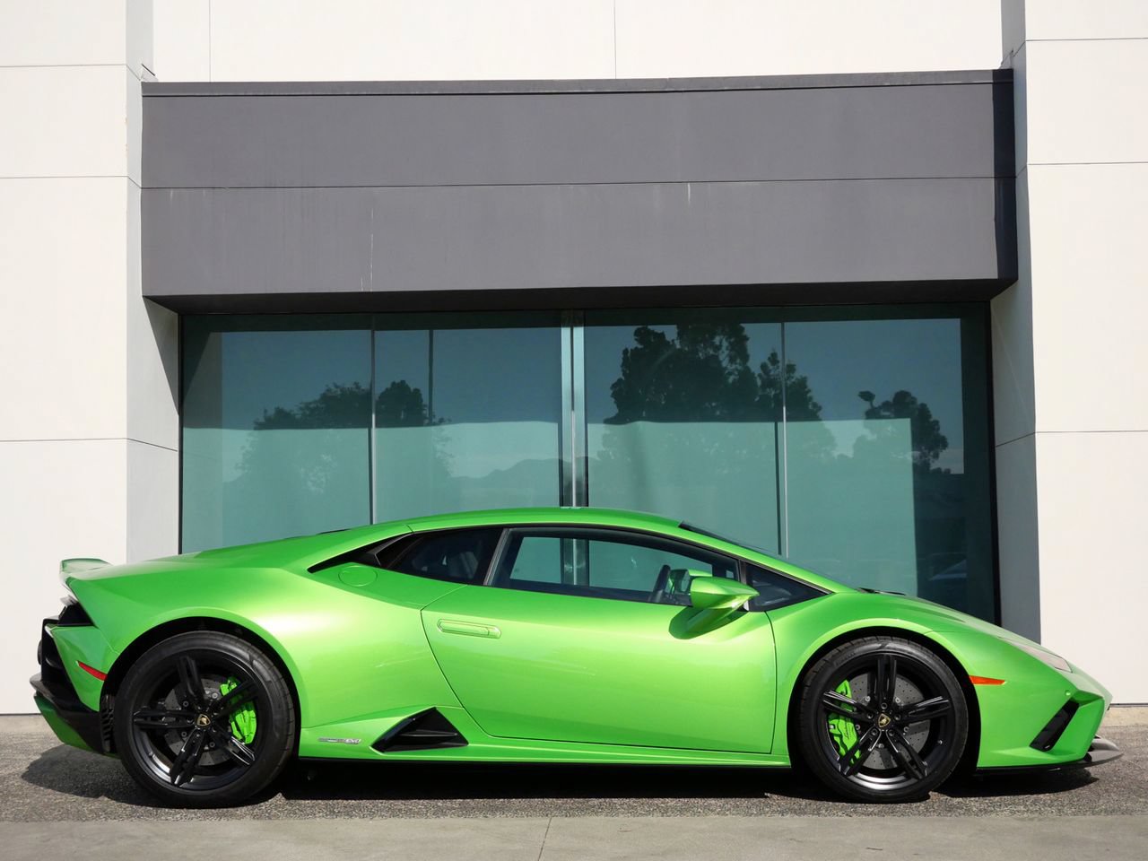 Used 2021 Lamborghini Huracan EVO RWD image 2