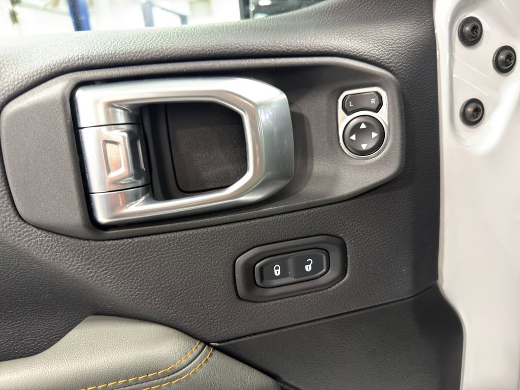 Used 2024 Jeep Gladiator Mojave AWD/4WD image 21