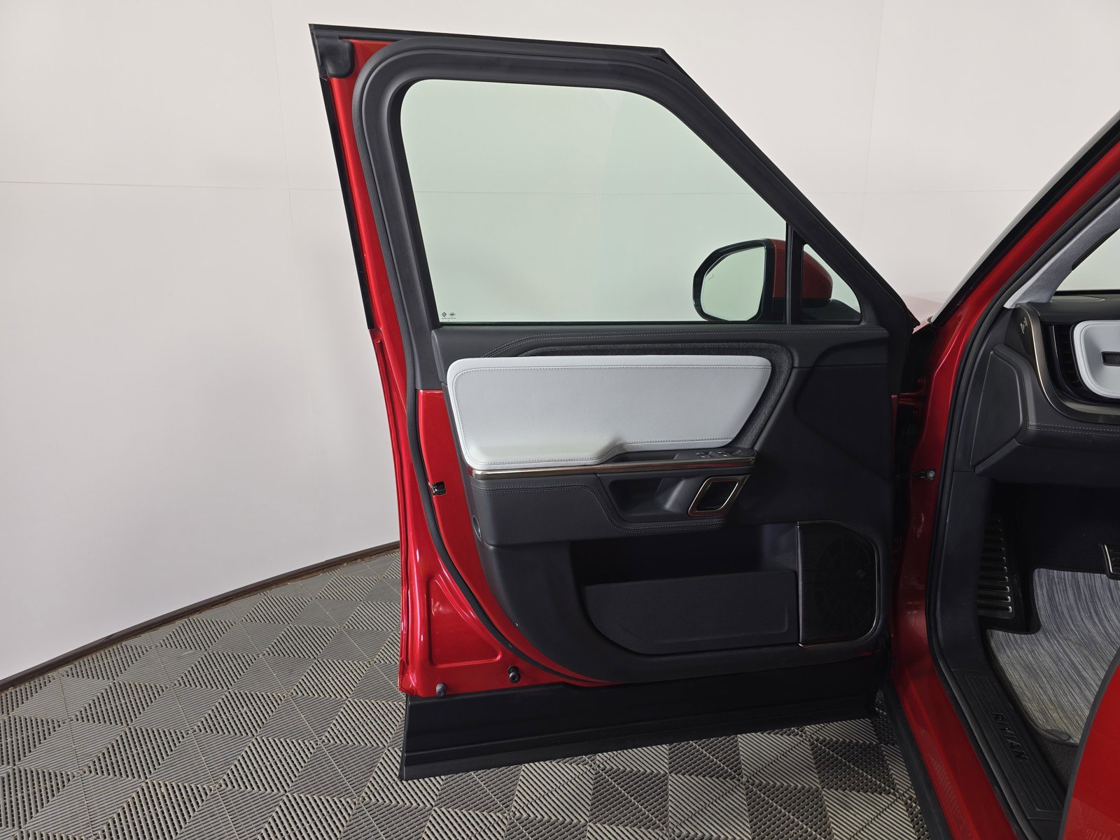 Used 2024 Rivian R1S Adventure AWD/4WD image 16