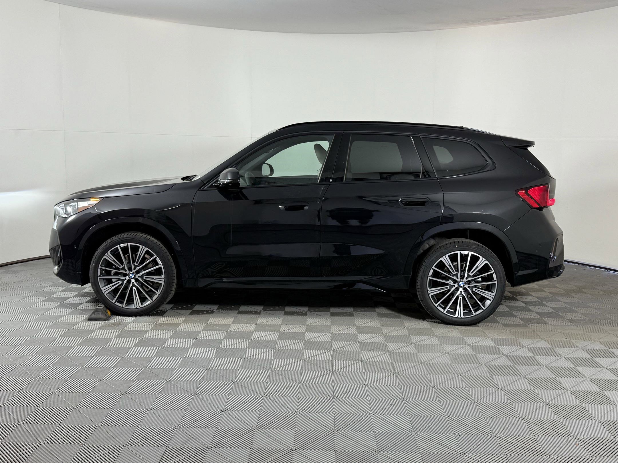 Used 2025 BMW X1 xDrive28i w/ Technology Package image 2