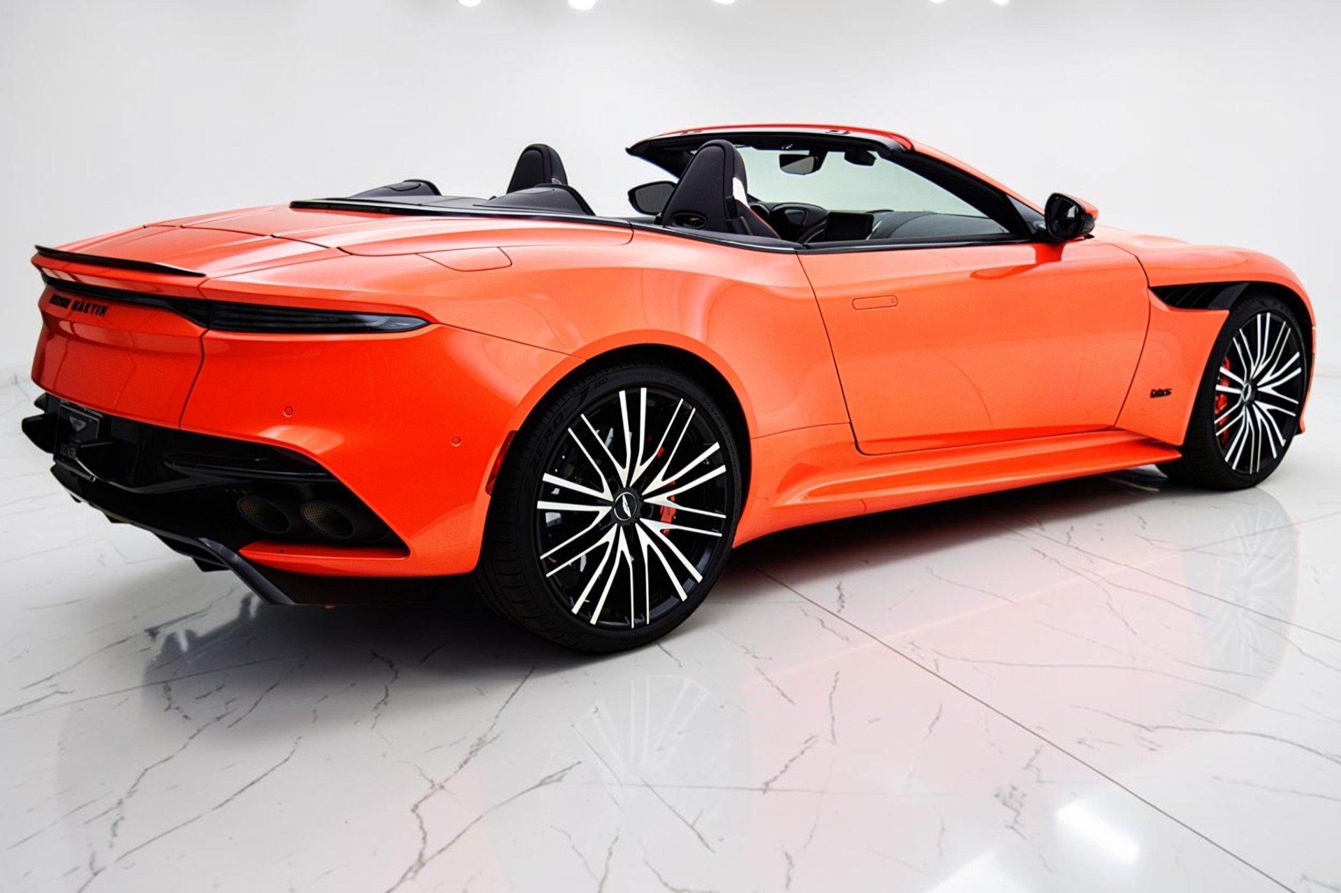 Used 2023 Aston Martin DBS Superleggera Volante RWD image 10