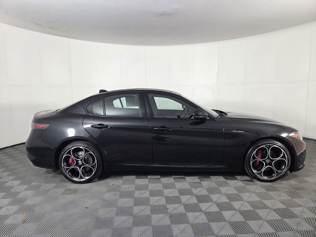 Used 2024 Alfa Romeo Giulia Veloce image 5