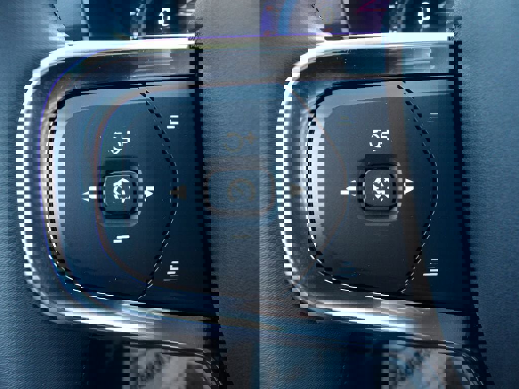 Certified 2024 Volvo XC40 B5 Plus w/ Protection Package Premier image 19