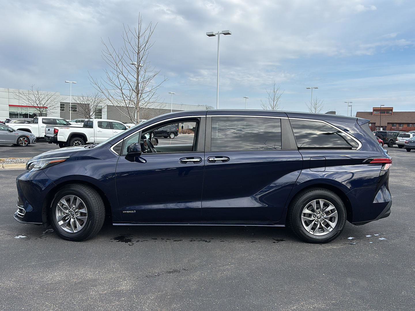Used 2021 Toyota Sienna XLE FWD image 24