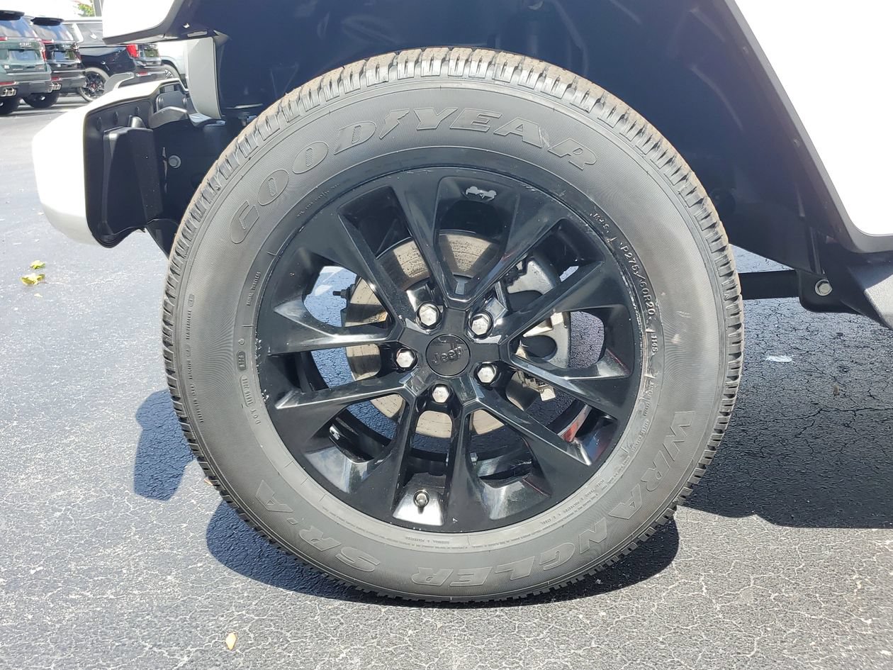Used 2022 Jeep Wrangler Unlimited Sahara AWD/4WD image 5