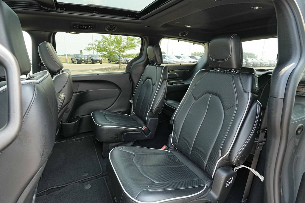 Used 2025 Chrysler Pacifica Limited FWD image 19