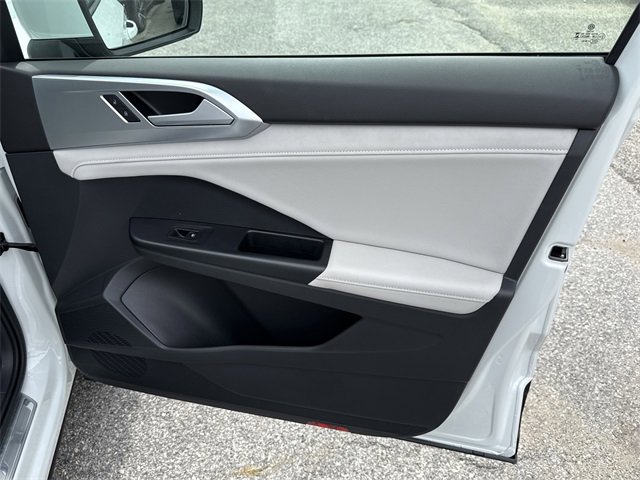 Used 2025 Volkswagen Taos SE image 31