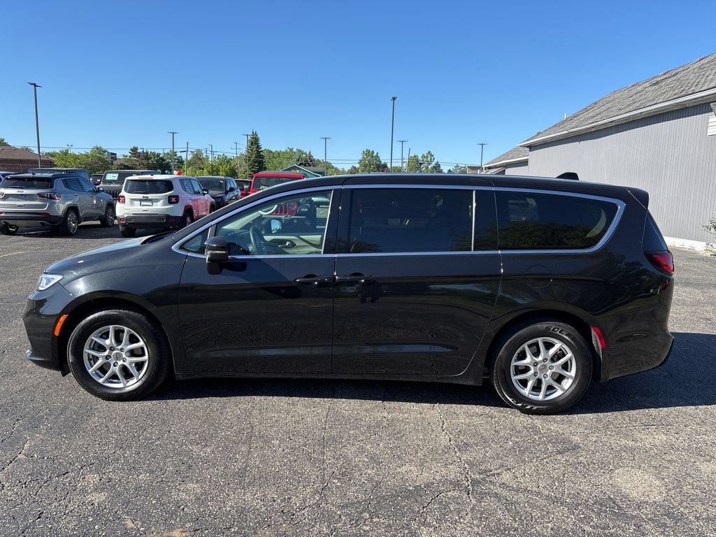 Used 2023 Chrysler Pacifica Touring-L FWD image 3