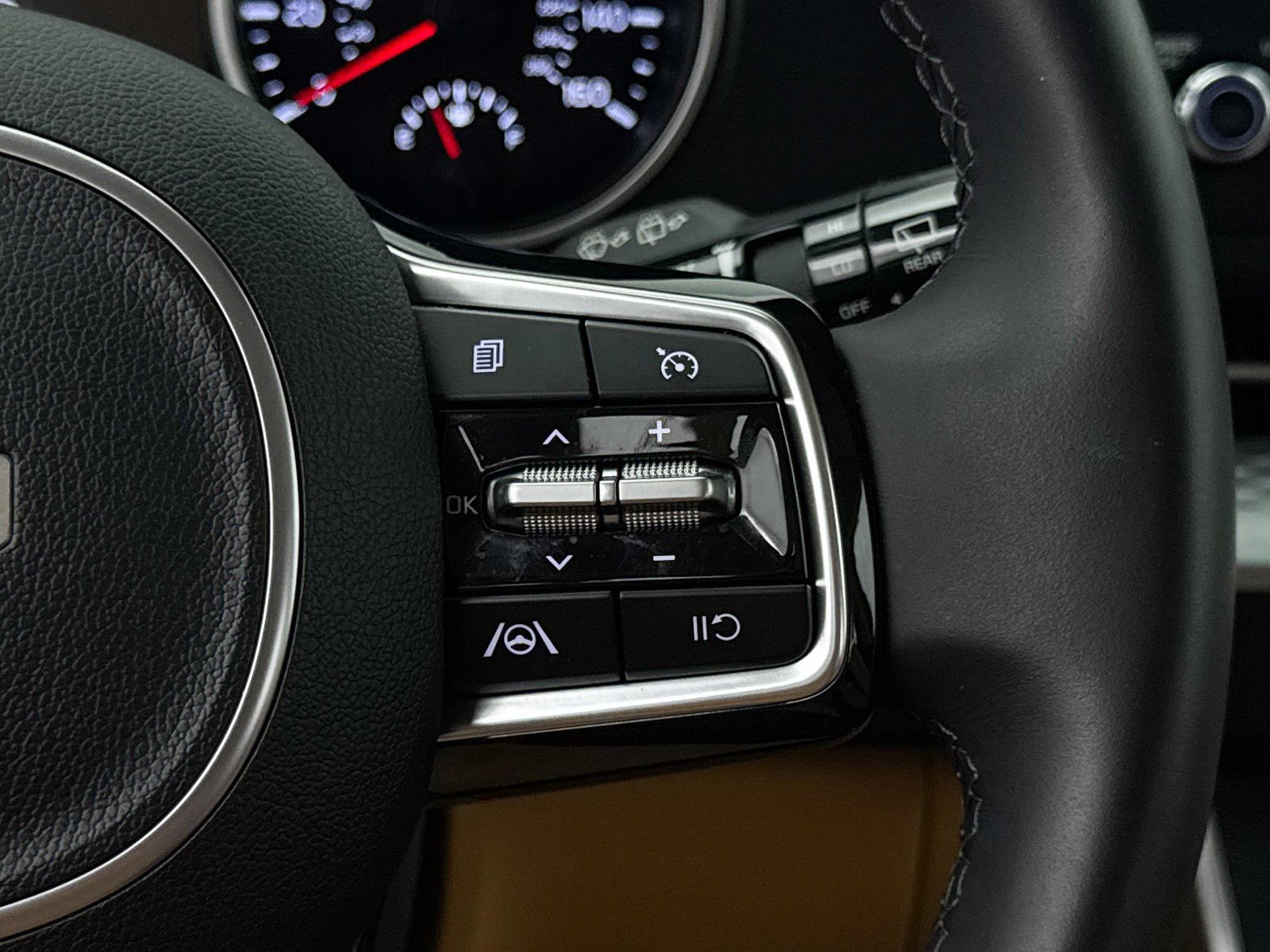 Used 2024 Kia Carnival LX image 33