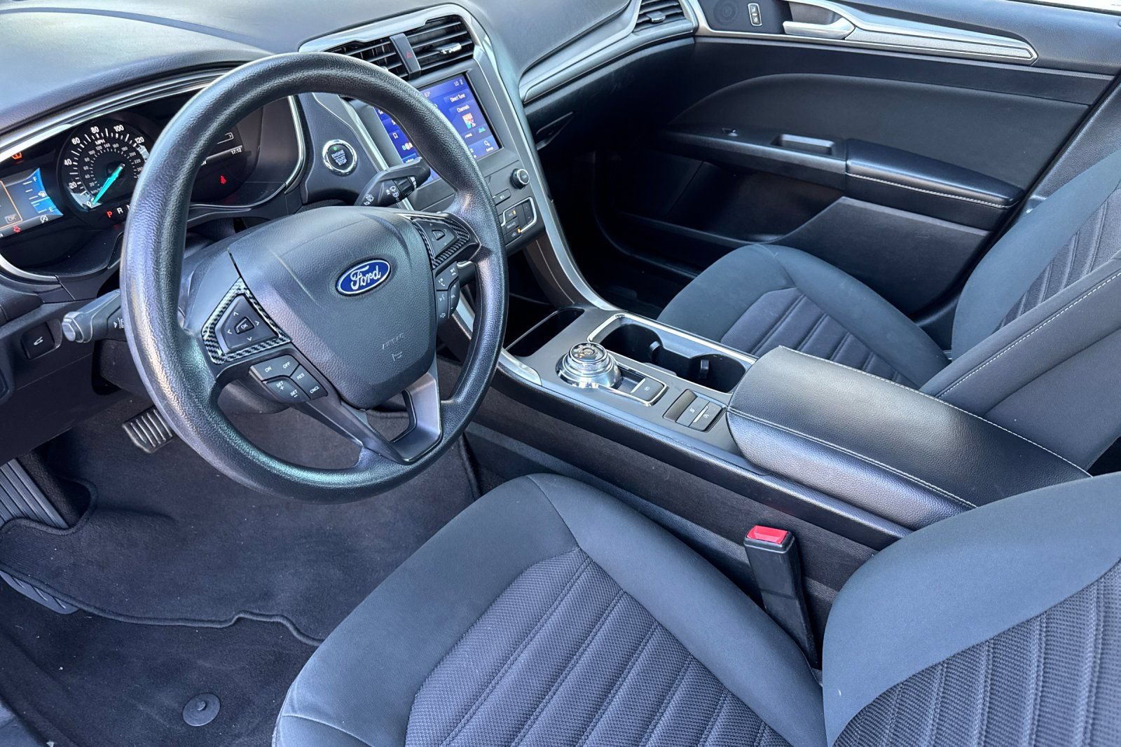 Used 2020 Ford Fusion SE FWD image 11