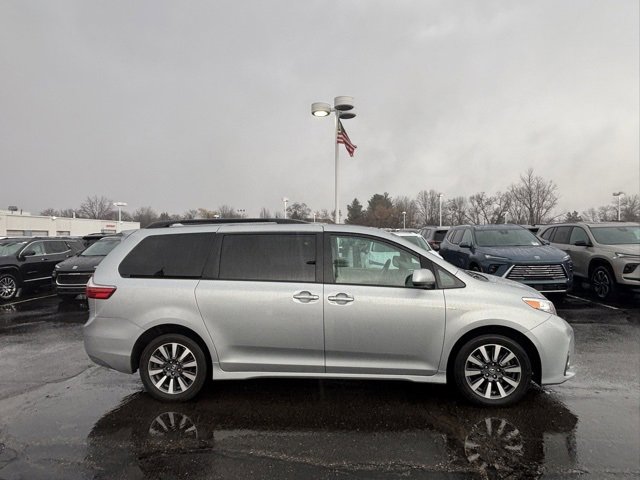 Used 2020 Toyota Sienna XLE w/ XLE Navigation Package image 4