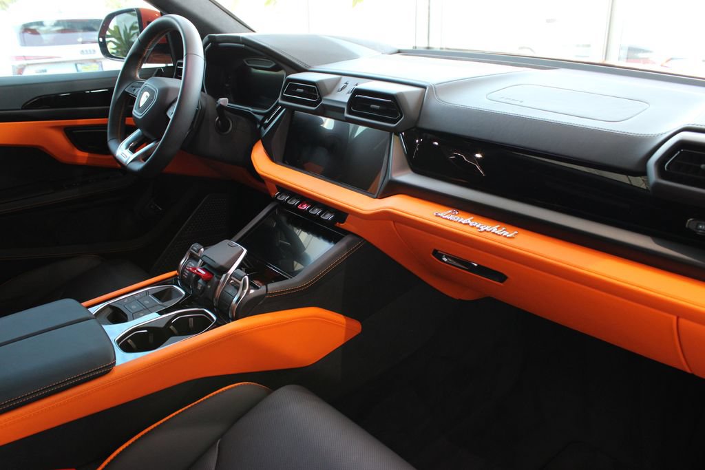 Used 2025 Lamborghini Urus SE AWD/4WD image 24