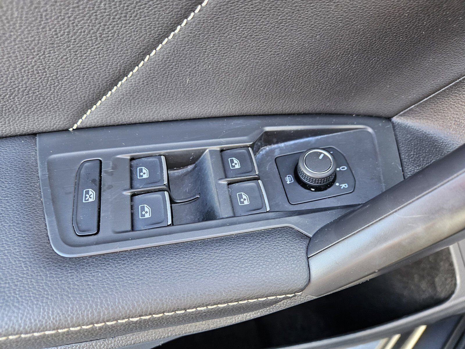 Used 2024 Volkswagen Tiguan SE image 31