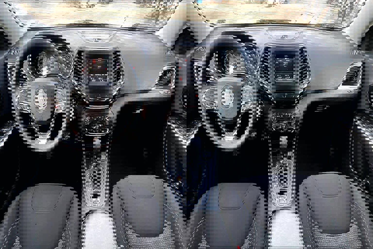 Used 2020 Jeep Cherokee Latitude FWD image 15