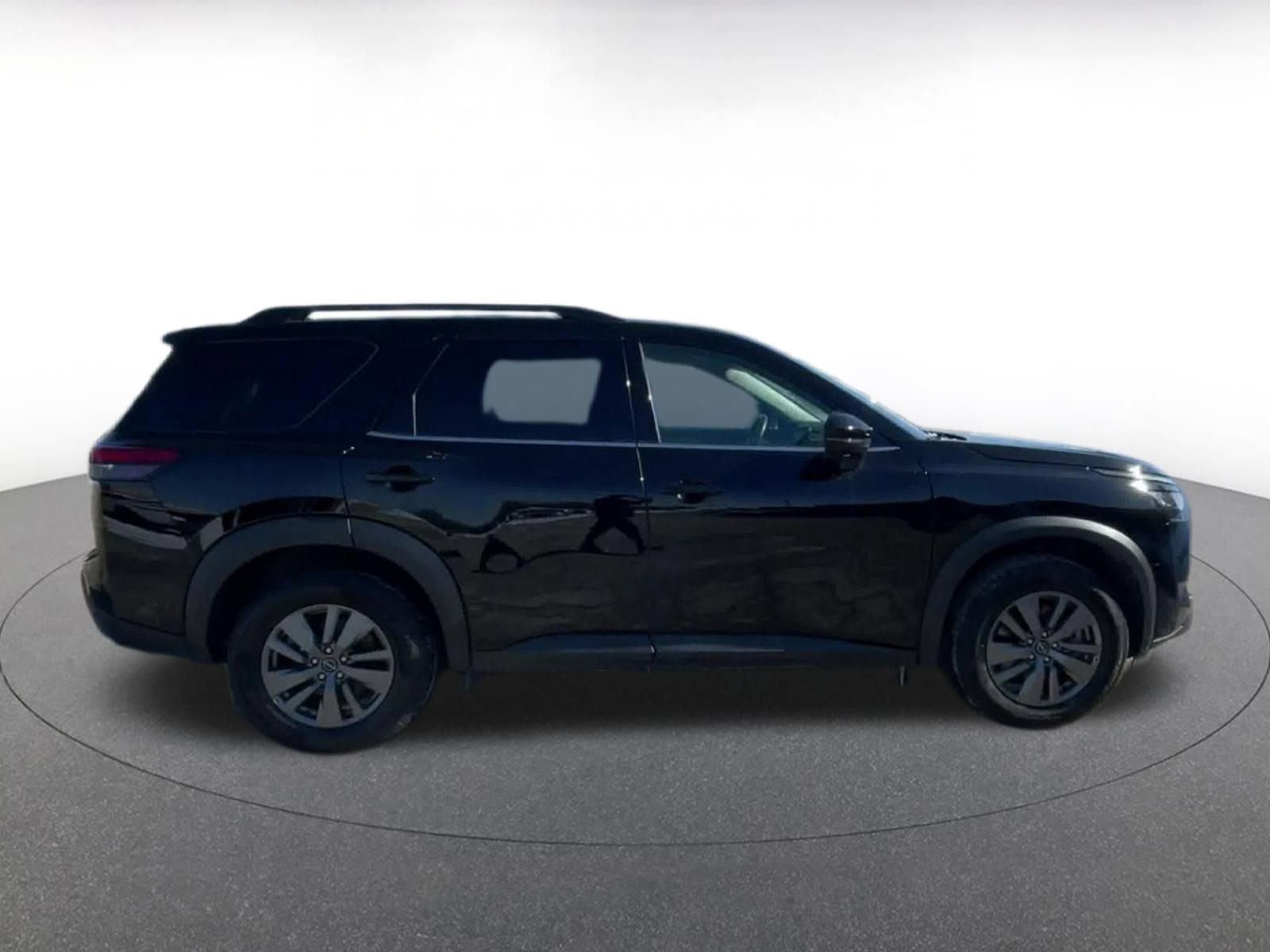 Used 2025 Nissan Pathfinder SV image 16