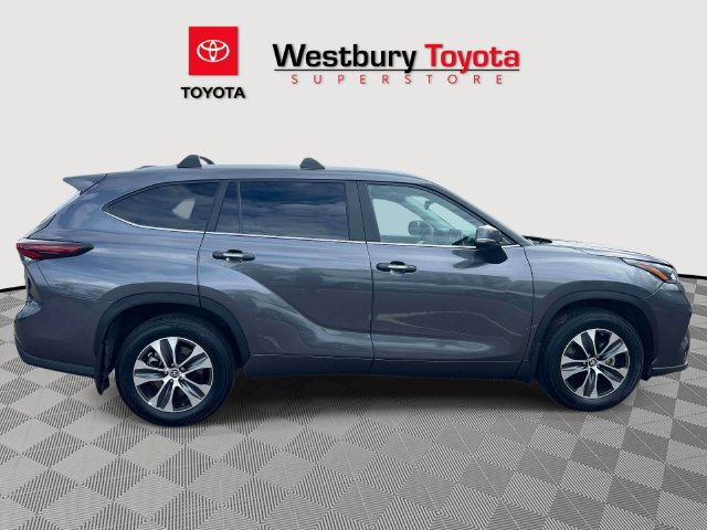 Used 2024 Toyota Highlander XLE AWD/4WD image 6