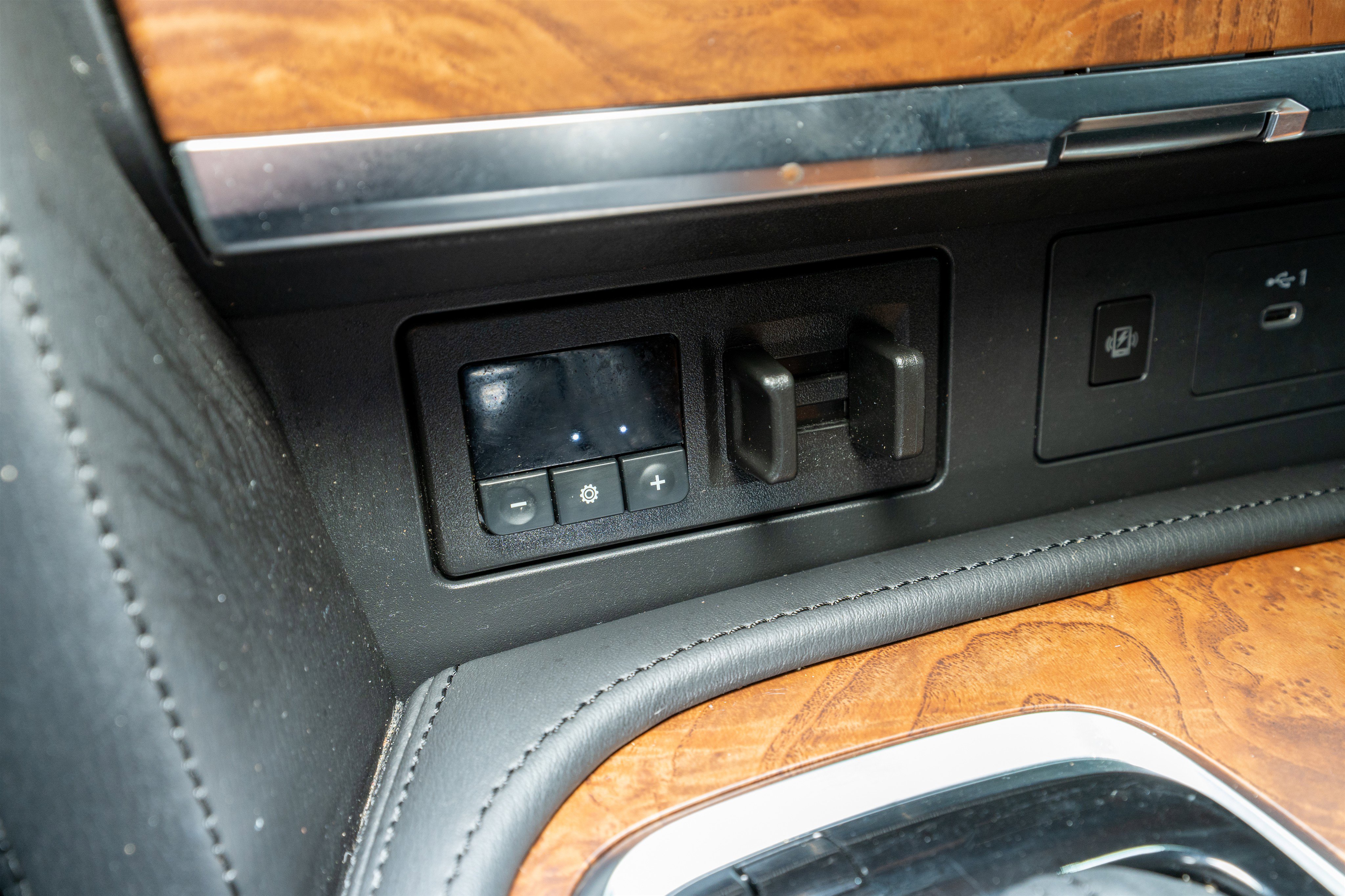 Used 2024 Nissan Armada SL w/ Captain's Chairs Package image 22